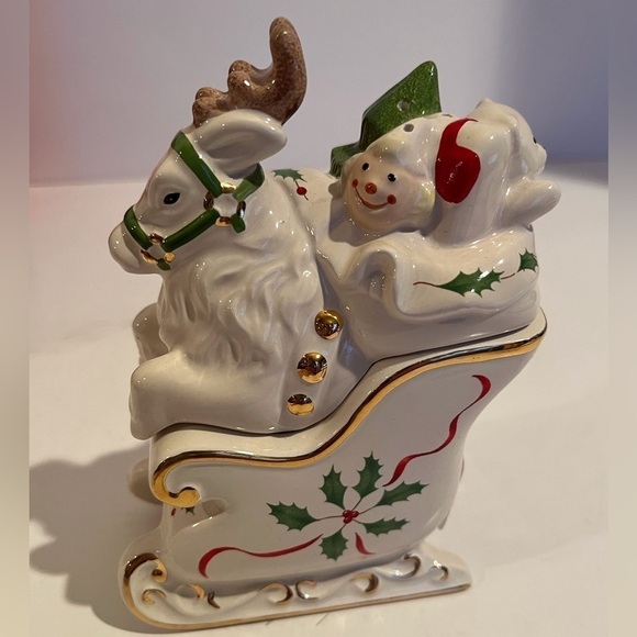 New in Box Lenox Holiday Stackable Reindeer and Sleigh Salt and Pepper Shakers - Picture 5 of 13